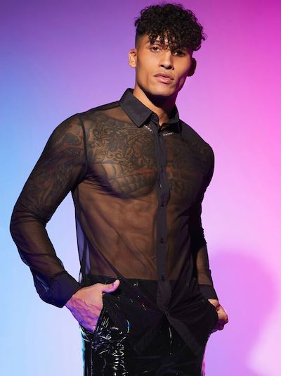 hombre con camisa con transparencias
