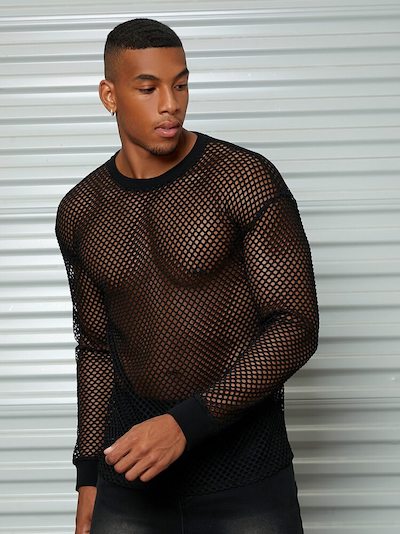 hombre con camiseta de rejilla