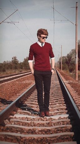 joven con camisa manga larga