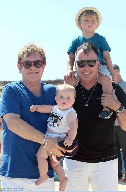 Elton John, su marido David Furnish y sus hijos, Zachary y Elias elton john david furnish