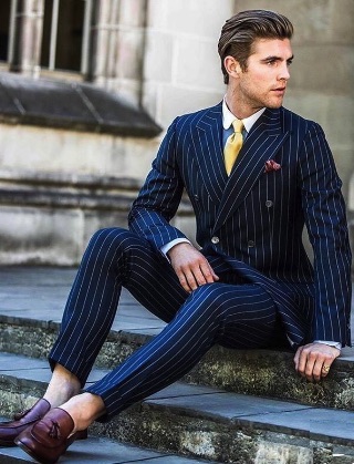 hombre con traje raya diplomatica 1