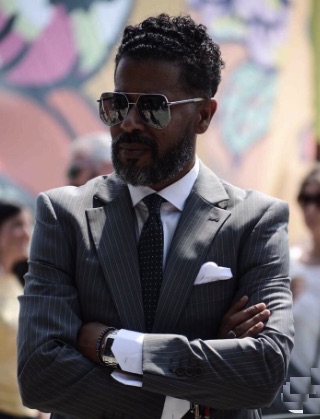 hombre con traje raya diplomatica 1