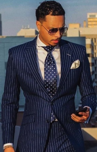 hombre con traje raya diplomatica 1