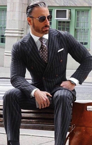 hombre con traje raya diplomatica 1