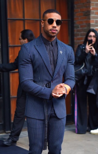 hombre con traje raya diplomatica 1