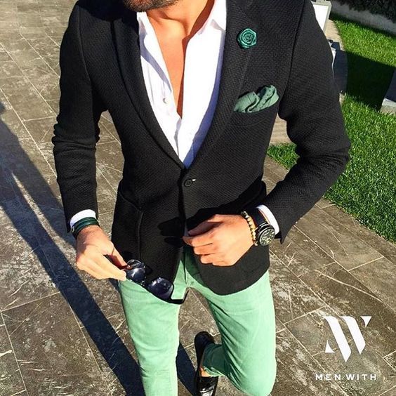 hombre con blazer/americana que luce con elegancia