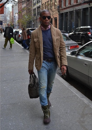 hombre con botas fuera del pantalon