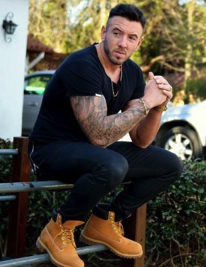 hombre con botas fuera del pantalon2