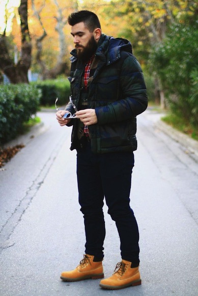 hombre con botas fuera del pantalon3