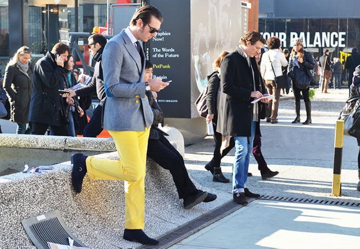 hombres con pantalones de colores