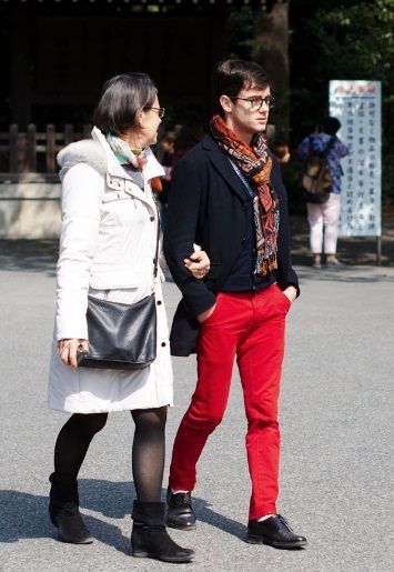 hombres con pantalones de colores