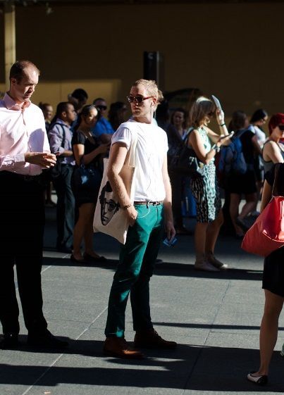 hombres con pantalones de colores