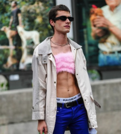 ¿Cuál es la prenda de ropa más arriesgada que podría vestir un hombre? hombre luciendo crop top
