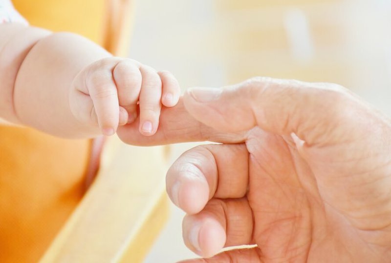 bebe y padre