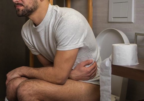 hombre defecando en el bano