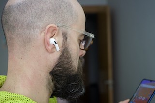 Hombre con auriculares
