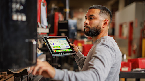 hombre con tablet