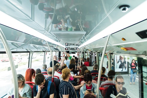 dentro de un bus