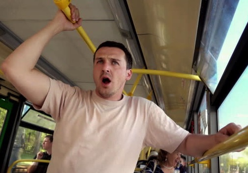 hombre de pie en bus