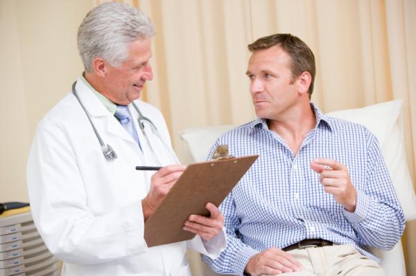 hombre en el medico para el descartar cancer de próstata