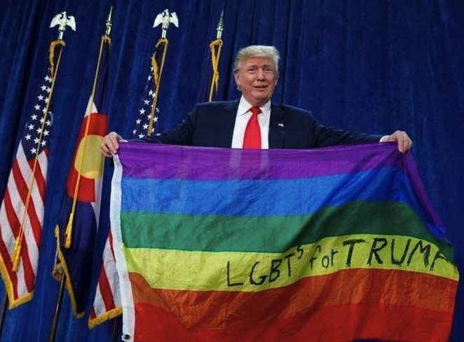 donald trump y una bandera LGBT con el arco iris